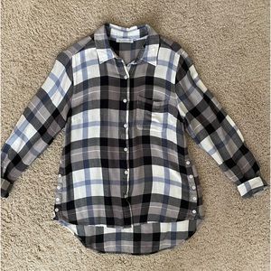 Long sleeve light weight flannel shirt in size medium.